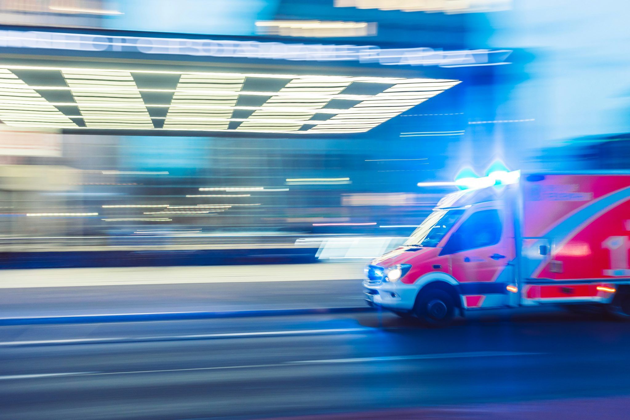 Rettungswagen mit Blaulicht fährt während eines medizinischen Notfalls durch die Stadt.